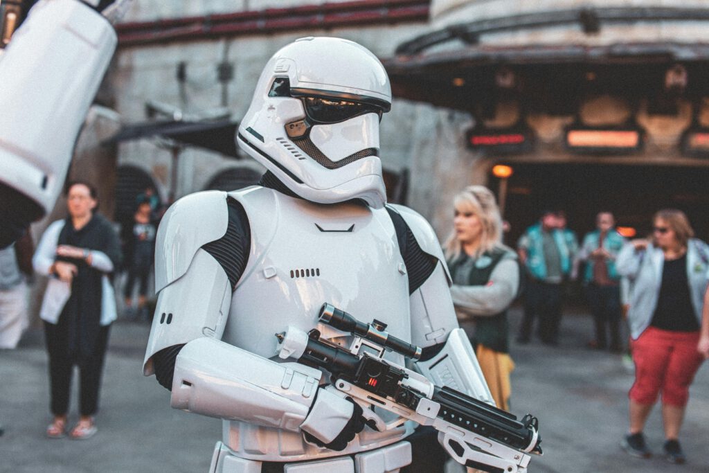 A Person in a Stormtrooper Cosplay walks through a Street.